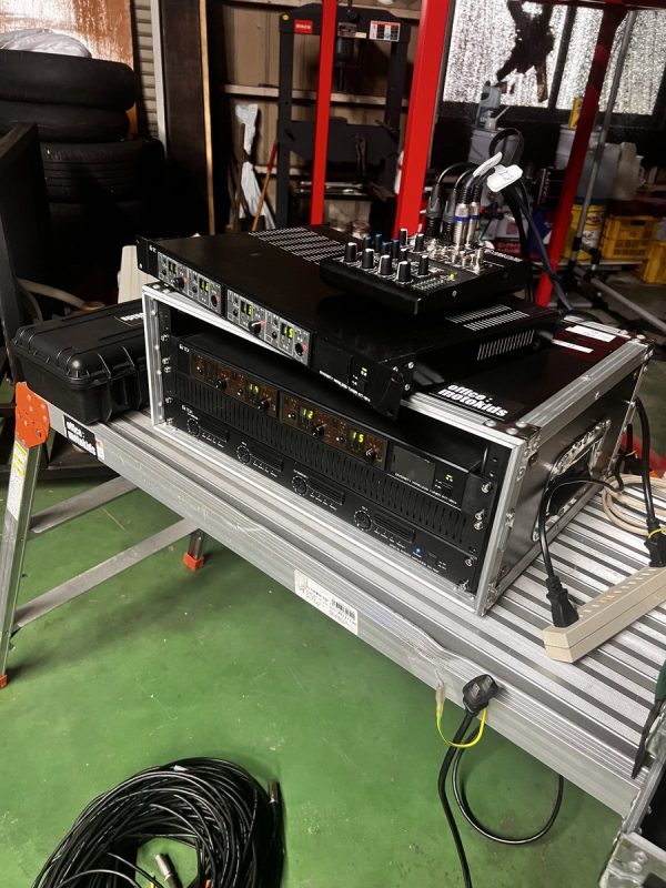 現場の音響機材をラックに組んでいきます！ 今回はオフロード会…（写真1）