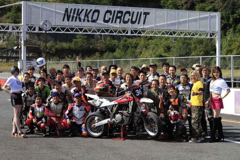 耐久レースのエントリーに「我夢超米!長野！ｱｷﾗ100%」車…（写真1）